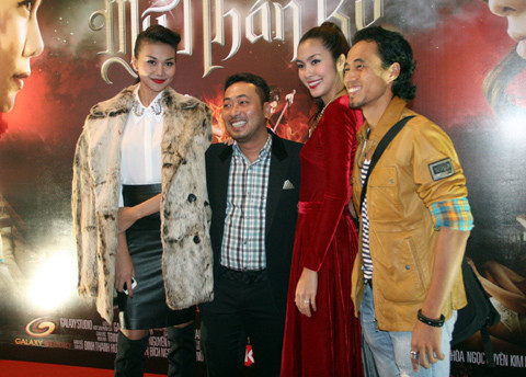 Các diễn viên cười tươi trong lễ ra mắt phim tại Hà Nội. Các diễn viên cười tươi trong lễ ra mắt phim tại Hà Nội.