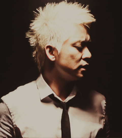 "Dù có một số người thấy… thích thú nhưng hầu hết là “ăn gạch đá” mặc cho mình đã hết lòng giải thích đây chỉ là mái tóc tạm thời phục vụ cho công việc thôi. Vì thế, ngay khi thực hiện xong MV “Ảo giác”, Hưng đã ngay lập tức đi nhuộm lại và phải đến lần thứ 3 nhuộm nhuộm, cắt cắt nó mới trở lại bình thường”, anh nói thêm.