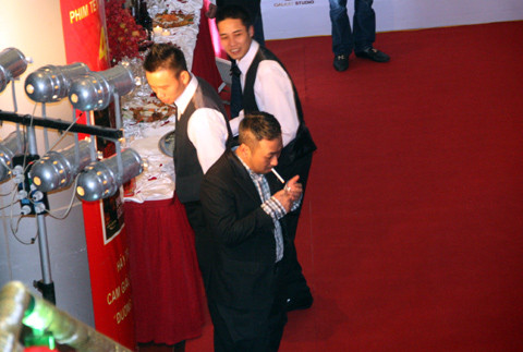 Dũng khùng bỏ bê các chân dài chụp ảnh và tìm một chỗ ít người hút thuốc. Dũng khùng bỏ bê các chân dài chụp ảnh và tìm một chỗ ít người hút thuốc.