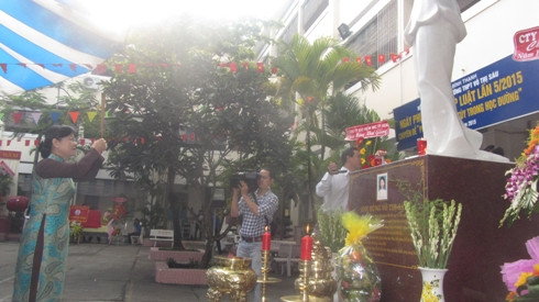 Chủ tịch HĐND TP.HCM Nguyễn Thị Quyết Tâm thắp hương tưởng nhớ chị Võ Thị Sáu (ảnh: T.Q) Chủ tịch HĐND TP.HCM Nguyễn Thị Quyết Tâm thắp hương tưởng nhớ chị Võ Thị Sáu (ảnh: T.Q)