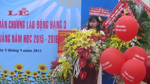Đại diện nữ sinh lớp 10 của trường Võ Thị Sáu phát biểu cảm nghĩ nhân ngày đầu năm học (ảnh: T.Q) Đại diện nữ sinh lớp 10 của trường Võ Thị Sáu phát biểu cảm nghĩ nhân ngày đầu năm học (ảnh: T.Q)