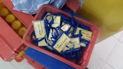 Thẻ tên của các cháu học sinh lớp Chồi 1 của trường mầm non Bé Ngoan (ảnh: T.Q)