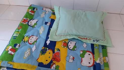 Nệm và gối mới của một cháu học sinh trường mầm non Bé Ngoan, quận 1 (ảnh: T.Q)