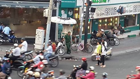 Vắng Cảnh sát giao thông, thanh niên xung phong phải đứng vào chỉnh đèn tín hiệu (Ảnh: T.Q) Vắng Cảnh sát giao thông, thanh niên xung phong phải đứng vào chỉnh đèn tín hiệu (Ảnh: T.Q)