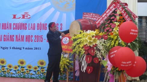 Hiệu trưởng Lê Văn Phước đánh trống khai giảng năm học, năm học 2015 - 2016 (ảnh: T.Q) Hiệu trưởng Lê Văn Phước đánh trống khai giảng năm học, năm học 2015 - 2016 (ảnh: T.Q)