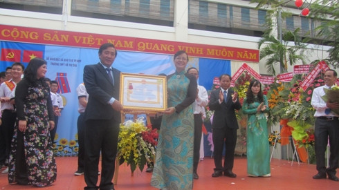 Chủ tịch HĐND TP.HCM Nguyễn Thị Quyết Tâm trao tặng Huân chương lao động hạng 3 cho Hiệu trưởng Lê Văn Phước (ảnh: T.Q) Chủ tịch HĐND TP.HCM Nguyễn Thị Quyết Tâm trao tặng Huân chương lao động hạng 3 cho Hiệu trưởng Lê Văn Phước (ảnh: T.Q)
