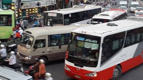 Xe buýt, xe khách, xe máy lưu thông ken chặt, gây nên cảnh tượng hỗn loạn trong giao thông (Ảnh: T.Q) Xe buýt, xe khách, xe máy lưu thông ken chặt, gây nên cảnh tượng hỗn loạn trong giao thông (Ảnh: T.Q)