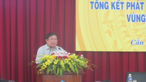 Thứ trưởng Bùi Văn Ga báo cáo kết quả 5 năm thực hiện quyết định 1033 ở Đồng Bằng Sông Cửu Long (ảnh: T.Q) Thứ trưởng Bùi Văn Ga báo cáo kết quả 5 năm thực hiện quyết định 1033 ở Đồng Bằng Sông Cửu Long (ảnh: T.Q)