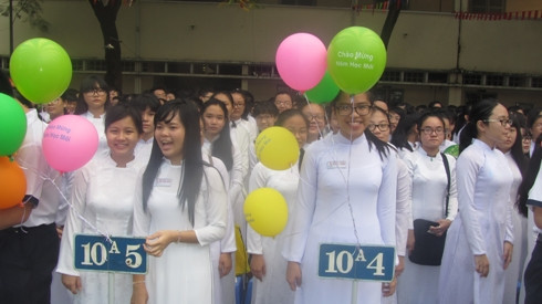 Nữ sinh lớp 10 của trường Võ Thị Sáu vui tươi trong ngày khai giảng đầu năm học (ảnh: T.Q) Nữ sinh lớp 10 của trường Võ Thị Sáu vui tươi trong ngày khai giảng đầu năm học (ảnh: T.Q)