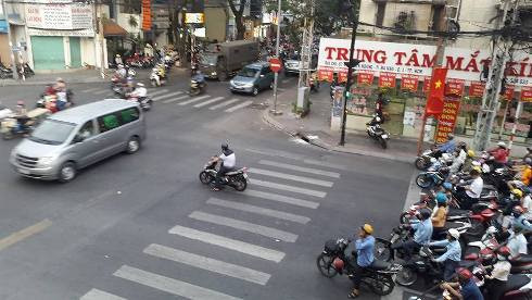 Dừng đậu đèn đỏ vi phạm giao thông thoải mái...do thiếu người xử phạt (Ảnh: T.Q) Dừng đậu đèn đỏ vi phạm giao thông thoải mái...do thiếu người xử phạt (Ảnh: T.Q)