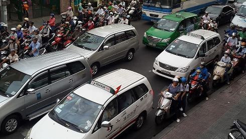 Dòng phương tiện ken chặt theo hướng từ đường Điện Biên Phủ về quận Bình Thạnh (ảnh: T.Q) Dòng phương tiện ken chặt theo hướng từ đường Điện Biên Phủ về quận Bình Thạnh (ảnh: T.Q)