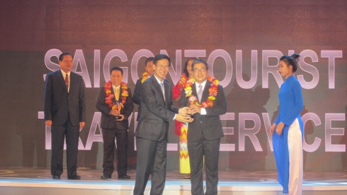 Phó Bí thư thường trực Thành ủy TP.HCM Võ Văn Thưởng trao danh hiệu cho các doanh nghiệp xuất sắc đóng góp cho du lịch (ảnh: T.Q) Phó Bí thư thường trực Thành ủy TP.HCM Võ Văn Thưởng trao danh hiệu cho các doanh nghiệp xuất sắc đóng góp cho du lịch (ảnh: T.Q)