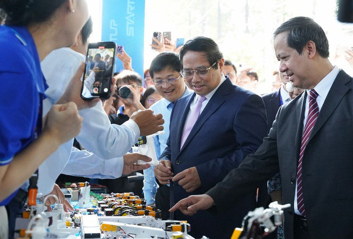 Thủ tướng Phạm Minh Chính, Bộ trưởng Bộ Giáo dục và Đào tạo Nguyễn Kim Sơn tham quan gian hàng trưng bày sản phẩm tại ngày hội (ảnh: HCMUTE) Chinhkhoinghiep3.jpg
