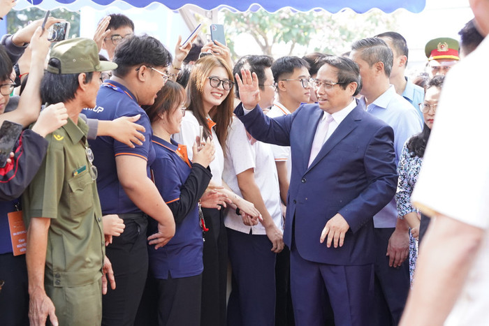 Thủ tướng Phạm Minh Chính trao đổi cùng với các sinh viên tại Ngày hội Khởi nghiệp Quốc gia của học sinh, sinh viên lần thứ VII (ảnh: HCMUTE) Chinhkhoinghiep.jpg