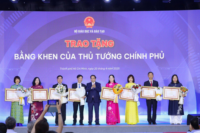 Thủ tướng Phạm Minh Chính trao tặng bằng khen của Thủ tướng cho các cá nhân (ảnh: Bộ Giáo dục và Đào tạo) Chinhkhoinghiep4.jpg