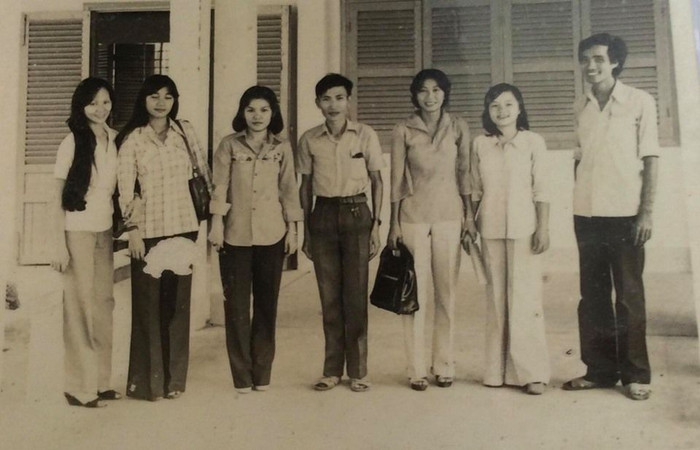 Thầy Nguyễn Văn Ngai và những đồng nghiệp của mình ở Trường Nguyễn Hữu Cầu. Ảnh: NVCC NGUYENVANNGAIc.jpg