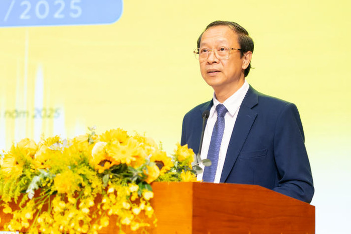 Thứ trưởng Phạm Ngọc Thưởng phát biểu tại buổi lễ (ảnh: NTCC) PhamNgocThuongHUTECH.jpg