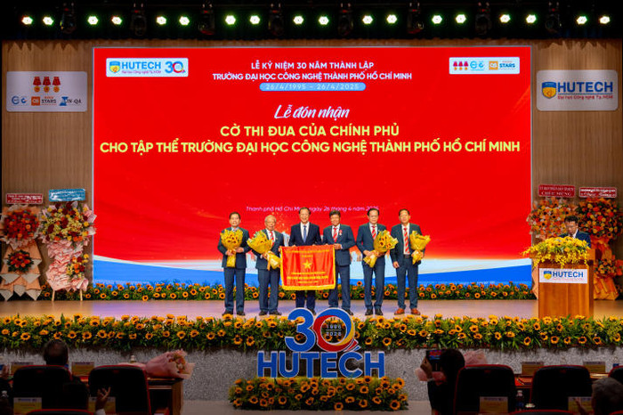 Thứ trưởng trao cờ thi đua của Chính phủ cho tập thể Trường HUTECH (Ảnh: NTCC) PhamNgocThuongHUTECHb.jpg