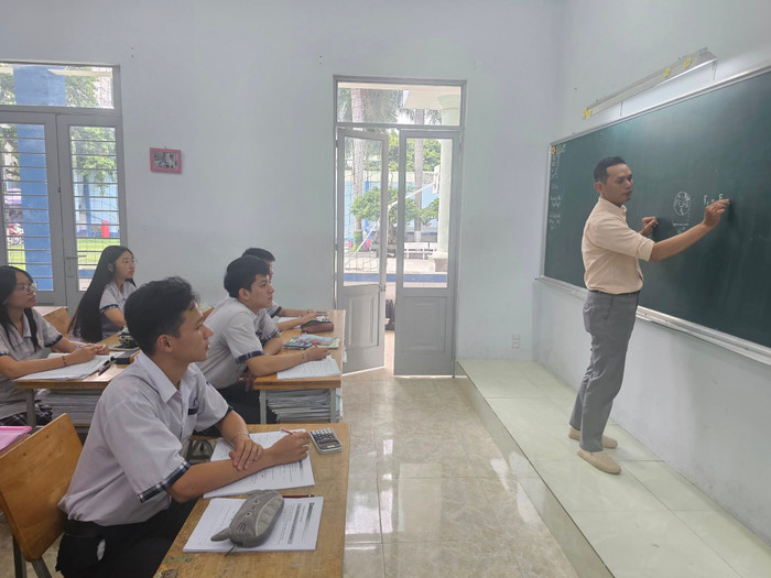Học sinh lớp 12 Trường trung học cơ sở - trung học phổ thông Trần Cao Vân trong giờ học tại lớp. Ảnh: V.D gdvn_HSTCVanonthi.jpg