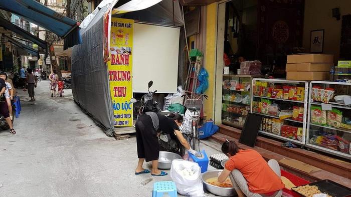 Điều kiện sản xuất cơ sở Bảo Lộc quá chật hẹp, các sản phẩm được sản xuất tại ngõ lối đi chung của khu phố gần cống ô nhiễm Điều kiện sản xuất cơ sở Bảo Lộc quá chật hẹp, các sản phẩm được sản xuất tại ngõ lối đi chung của khu phố gần cống ô nhiễm