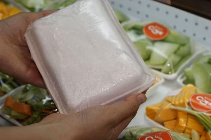 Hệ thống VinMart &amp; VinMart+ đang thay thế dần các loại khay xốp bằng khay bã mía thân thiện với môi trường.