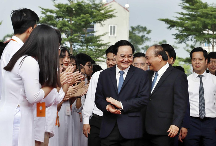 Thủ tướng Nguyễn Xuân Phúc và các đại biểu đến dự Lễ khai giảng năm học 2019-2020 tại Trường Trung học phổ thông Sơn Tây. (Ảnh: Thống Nhất/TTXVN) Thủ tướng Nguyễn Xuân Phúc và các đại biểu đến dự Lễ khai giảng năm học 2019-2020 tại Trường Trung học phổ thông Sơn Tây. (Ảnh: Thống Nhất/TTXVN)