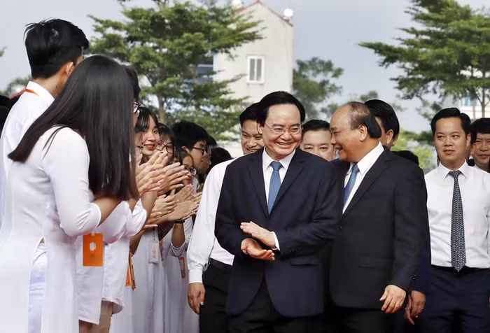 Thủ tướng Nguyễn Xuân Phúc và các đại biểu đến dự Lễ khai giảng năm học 2019-2020 tại Trường Trung học phổ thông Sơn Tây. (Ảnh: Thống Nhất/TTXVN)