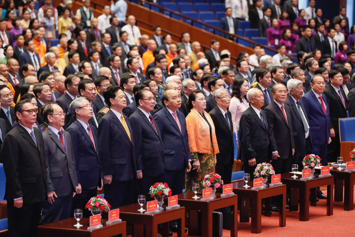 Các đại biểu dự Đại hội thực hiện nghi lễ chào cờ. Ảnh: VGP/Nhật Bắc Các đại biểu dự Đại hội thực hiện nghi lễ chào cờ. Ảnh: VGP/Nhật Bắc