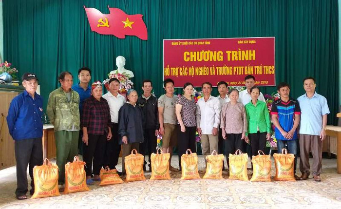 Các hộ gia đình có hoàn cảnh đặc biệt khó khăn của xã Minh An, mỗi hộ được nhận 20 cân gạo. Các hộ gia đình có hoàn cảnh đặc biệt khó khăn của xã Minh An, mỗi hộ được nhận 20 cân gạo.