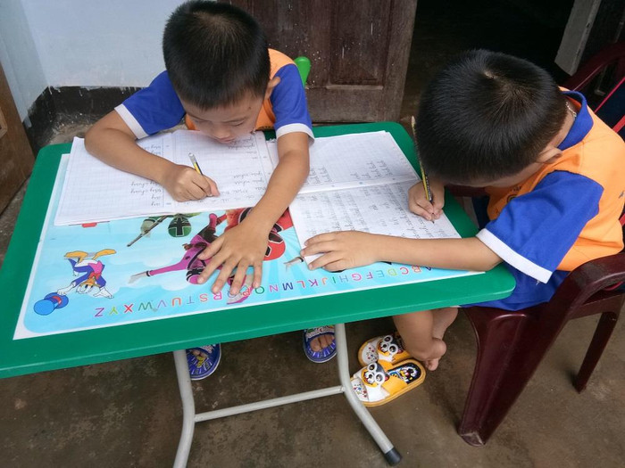 Dỗ mãi 2 con ông Cường (Hương Thủy) mới chịu ngồi vào bàn học