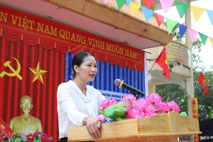 Đồng chí Trần Thị Hồng Thắm - Ủy viên Ban Chấp hành Đảng bộ huyện, Bí thư Đảng bộ xã Hương Đô đọc thư của của Chủ tịch nước gửi học sinh ngày khai trường Đồng chí Trần Thị Hồng Thắm - Ủy viên Ban Chấp hành Đảng bộ huyện, Bí thư Đảng bộ xã Hương Đô đọc thư của của Chủ tịch nước gửi học sinh ngày khai trường