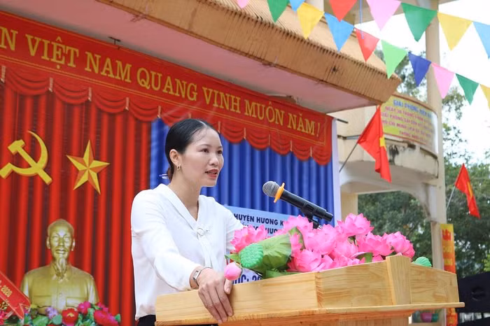 Đồng chí Trần Thị Hồng Thắm - Ủy viên Ban Chấp hành Đảng bộ huyện, Bí thư Đảng bộ xã Hương Đô đọc thư của của Chủ tịch nước gửi học sinh ngày khai trường Đồng chí Trần Thị Hồng Thắm - Ủy viên Ban Chấp hành Đảng bộ huyện, Bí thư Đảng bộ xã Hương Đô đọc thư của của Chủ tịch nước gửi học sinh ngày khai trường
