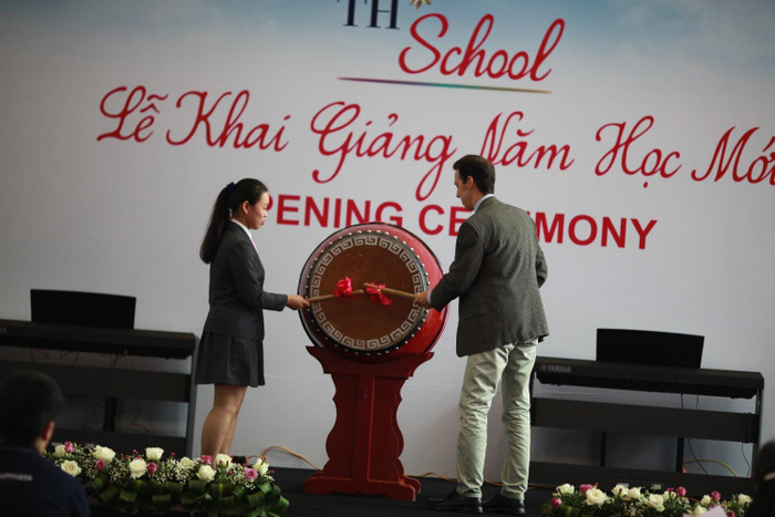 Trong buổi lễ khai giảng năm học 2019- 2020, thầy Pete Kenedy, Tổng Hiệu trưởng Hệ thống Trường TH School đã cùng bạn Nguyễn Ngọc Mai, Chủ tịch Hội đồng học sinh TH School (Chùa Bộc) cùng gióng lên hồi trống Khai trường. Trong buổi lễ khai giảng năm học 2019- 2020, thầy Pete Kenedy, Tổng Hiệu trưởng Hệ thống Trường TH School đã cùng bạn Nguyễn Ngọc Mai, Chủ tịch Hội đồng học sinh TH School (Chùa Bộc) cùng gióng lên hồi trống Khai trường.