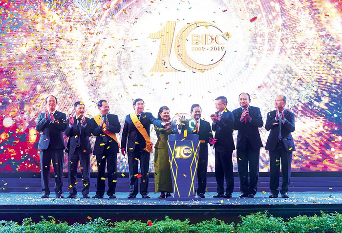 Các đại biểu cùng thực hiện nghi lễ kỷ niệm 10 năm BIDC hoạt động tại thị trường Campuchia (Thủ đô Phnompenh, Vương quốc Campuchia - ngày 19/9/2019) Các đại biểu cùng thực hiện nghi lễ kỷ niệm 10 năm BIDC hoạt động tại thị trường Campuchia (Thủ đô Phnompenh, Vương quốc Campuchia - ngày 19/9/2019)