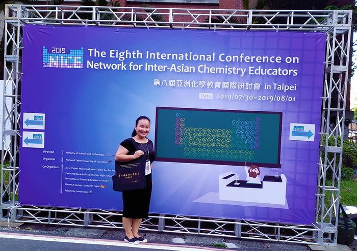 Cô Lê Thị Hồng Nhung tại hội thảo Quốc tế “The 8th International Conference on Network for Inter-Asian Chemistry Educators”, Đài Bắc (Ảnh: NVCC) Cô Lê Thị Hồng Nhung tại hội thảo Quốc tế “The 8th International Conference on Network for Inter-Asian Chemistry Educators”, Đài Bắc (Ảnh: NVCC)