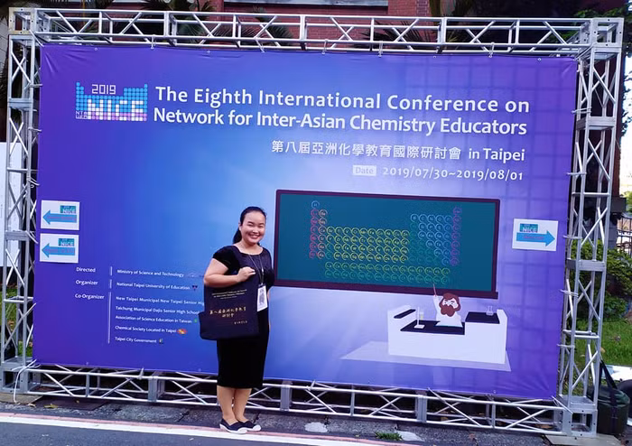 Cô Lê Thị Hồng Nhung tại hội thảo Quốc tế “The 8th International Conference on Network for Inter-Asian Chemistry Educators”, Đài Bắc (Ảnh: NVCC)