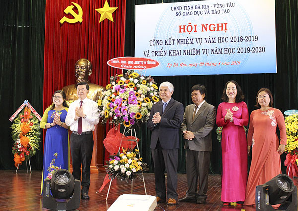 Ông Nguyễn Hồng Lĩnh, Ủy viên Trung ương Đảng, Bí thư Tỉnh ủy, Chủ tịch Hội đồng Nhân Dân tỉnh Bà Rịa - Vũng Tàu (thứ hai, bên trái sang) chúc mừng ngành Giáo dục tỉnh hoàn thành nhiệm vụ năm học 2018-2019 (Ảnh: Tuệ Lâm báo Bà Rịa - Vũng Tàu) Ông Nguyễn Hồng Lĩnh, Ủy viên Trung ương Đảng, Bí thư Tỉnh ủy, Chủ tịch Hội đồng Nhân Dân tỉnh Bà Rịa - Vũng Tàu (thứ hai, bên trái sang) chúc mừng ngành Giáo dục tỉnh hoàn thành nhiệm vụ năm học 2018-2019 (Ảnh: Tuệ Lâm báo Bà Rịa - Vũng Tàu)