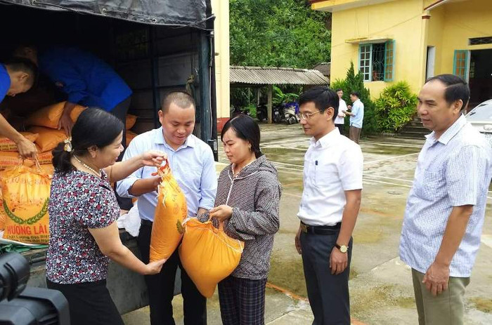 Đồng chí Vũ Thường Chiến, Trưởng ban Báo điện tử Xây dựng, Bí thư Chi đoàn Báo Xây dựng trao quà cho các hộ gia đình có hoàn cảnh khó khăn tại xã Minh An. Đồng chí Vũ Thường Chiến, Trưởng ban Báo điện tử Xây dựng, Bí thư Chi đoàn Báo Xây dựng trao quà cho các hộ gia đình có hoàn cảnh khó khăn tại xã Minh An.
