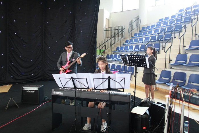 Học sinh tự tin thể hiện tài năng âm nhạc của mình Học sinh tự tin thể hiện tài năng âm nhạc của mình