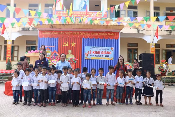 Bà Nguyễn Thị Thu Hà và ông Lê Đình Sơn chụp ảnh lưu niệm với học sinh sau khi phát quà Bà Nguyễn Thị Thu Hà và ông Lê Đình Sơn chụp ảnh lưu niệm với học sinh sau khi phát quà