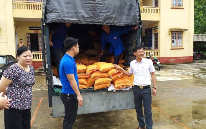Đây là hoạt động thiện nguyện do Báo Xây dựng phối hợp với Đảng ủy Khối các cơ quan tỉnh Yên Bái trao tặng gạo cho các hộ gia đình có hoàn cảnh khó khăn. Đây là hoạt động thiện nguyện do Báo Xây dựng phối hợp với Đảng ủy Khối các cơ quan tỉnh Yên Bái trao tặng gạo cho các hộ gia đình có hoàn cảnh khó khăn.