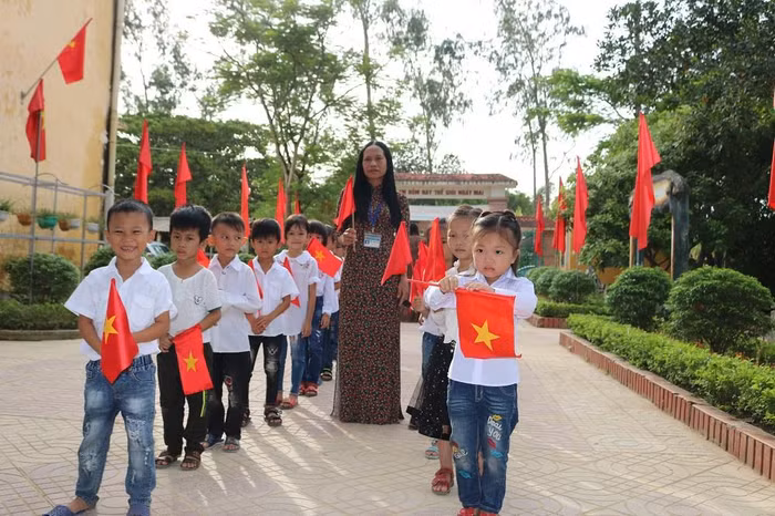 Các em học sinh và cô giáo chủ nhiệm lớp 1 Các em học sinh và cô giáo chủ nhiệm lớp 1