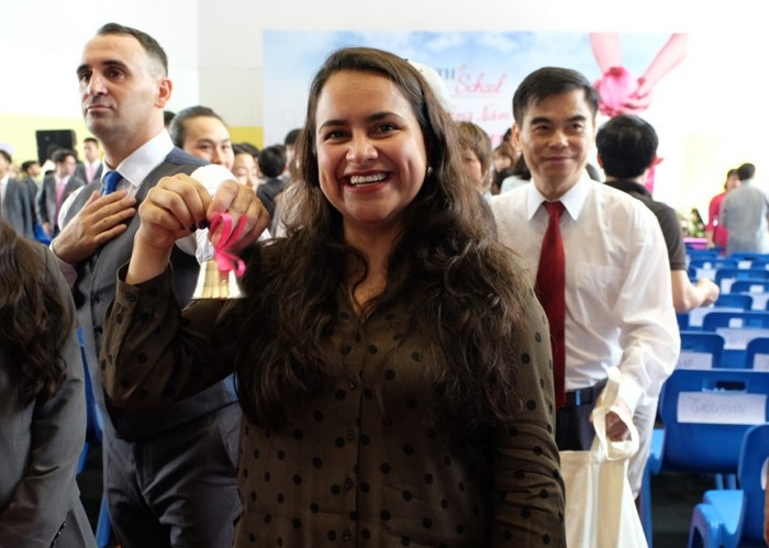Cô Diana Garcia thích thú với chiếc chuông chào đón học sinh mới trong lễ khai giảng tại TH School. Cô Diana Garcia thích thú với chiếc chuông chào đón học sinh mới trong lễ khai giảng tại TH School.