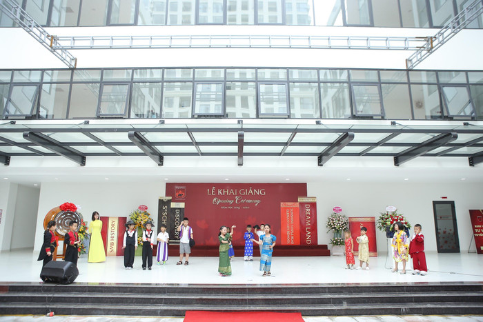 Đặc biệt, tiết mục nhạc kịch của khối quốc tế đã mang đến nhiều bất ngờ và cảm xúc cho người tham dự.