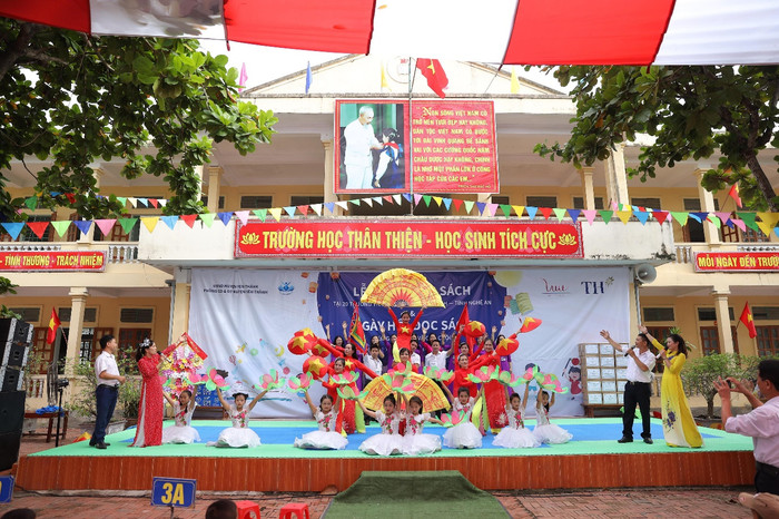 Ngày hội đọc sách cùng chị Hằng và chú Cuội được tổ chức tại trường Tiểu học Hợp Thành, Nghệ An