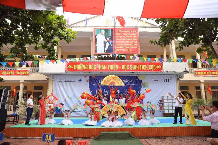 Ngày hội đọc sách cùng chị Hằng và chú Cuội được tổ chức tại trường Tiểu học Hợp Thành, Nghệ An