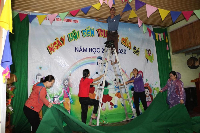 Chuyển sang Hội quán thôn Ngõ Lối, xã Trường Sơn là phương án tối ưu đảm bảo an toàn cho trẻ để khai giảng trong hoàn cảnh mưa gió.