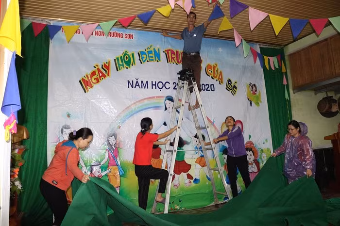 Chuyển sang Hội quán thôn Ngõ Lối, xã Trường Sơn là phương án tối ưu đảm bảo an toàn cho trẻ để khai giảng trong hoàn cảnh mưa gió.