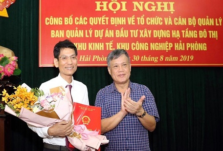 Phó Chủ tịch Thường trực Uỷ ban Nhân dân thành phố Hải Phòng trao quyết định và chúc mừng đồng chí Nguyễn Mạnh Hà. Phó Chủ tịch Thường trực Uỷ ban Nhân dân thành phố Hải Phòng trao quyết định và chúc mừng đồng chí Nguyễn Mạnh Hà.