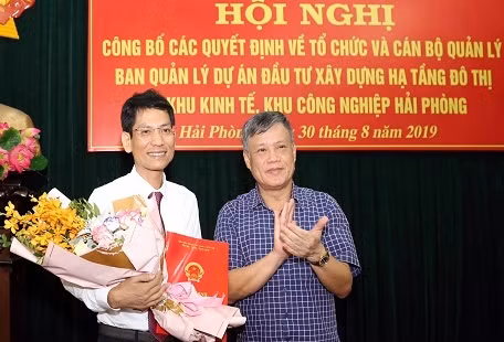 Phó Chủ tịch Thường trực Uỷ ban Nhân dân thành phố Hải Phòng trao quyết định và chúc mừng đồng chí Nguyễn Mạnh Hà. Phó Chủ tịch Thường trực Uỷ ban Nhân dân thành phố Hải Phòng trao quyết định và chúc mừng đồng chí Nguyễn Mạnh Hà.